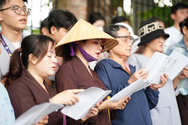 Phóng sinh tại bến phà Bình Mỹ