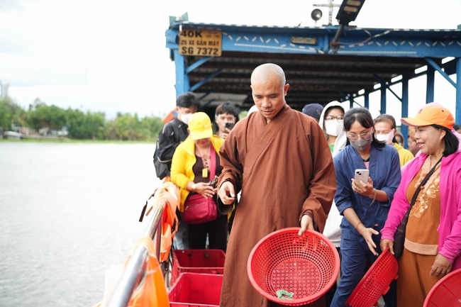 Phóng sinh tại bến phà Bình Mỹ