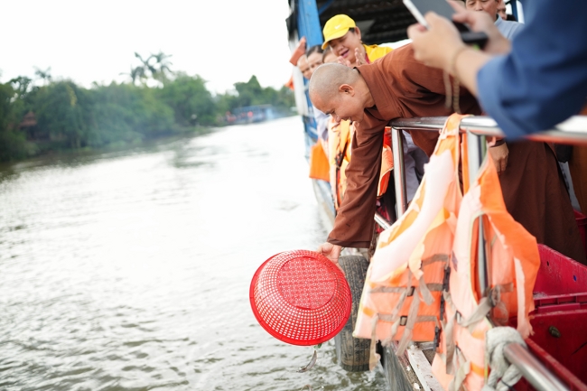 Phóng sinh tại bến phà Bình Mỹ