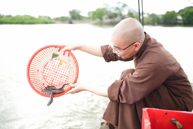 Phóng sinh tại bến phà Bình Mỹ