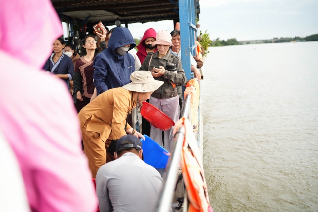 Phóng sinh tại bến phà Bình Mỹ