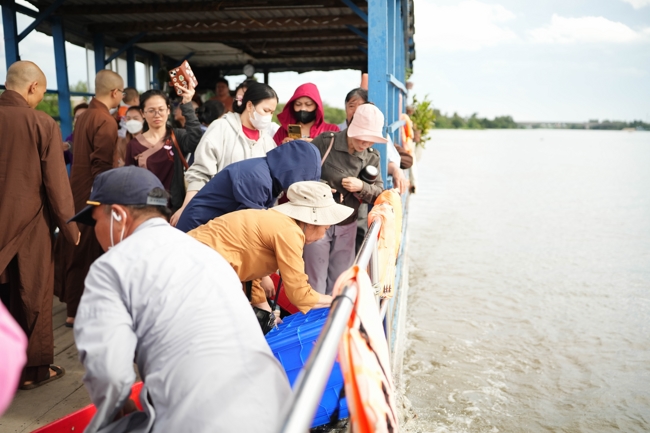 Phóng sinh tại bến phà Bình Mỹ