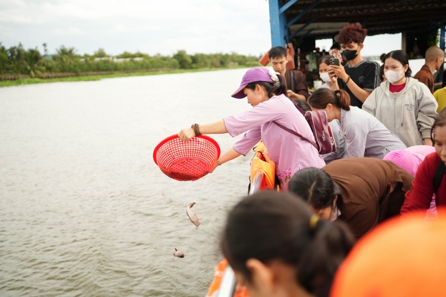 Phóng sinh tại bến phà Bình Mỹ