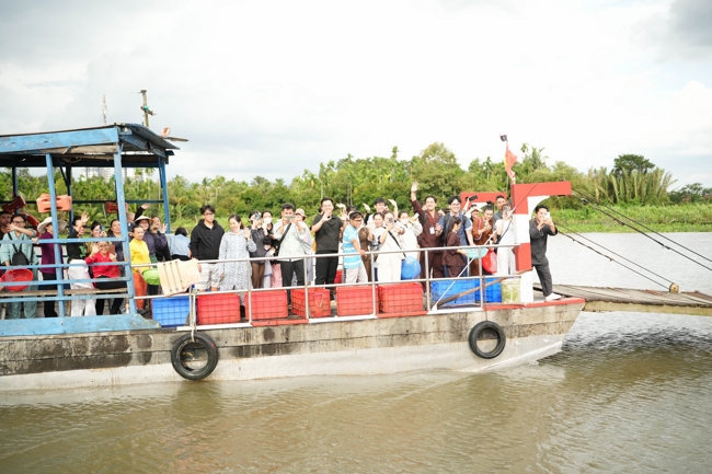 Phóng sinh tại bến phà Bình Mỹ