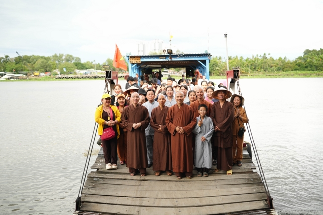 Phóng sinh tại bến phà Bình Mỹ