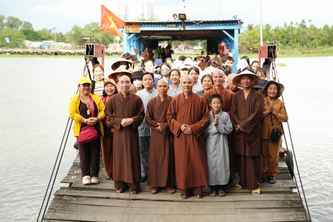 Phóng sinh tại bến phà Bình Mỹ