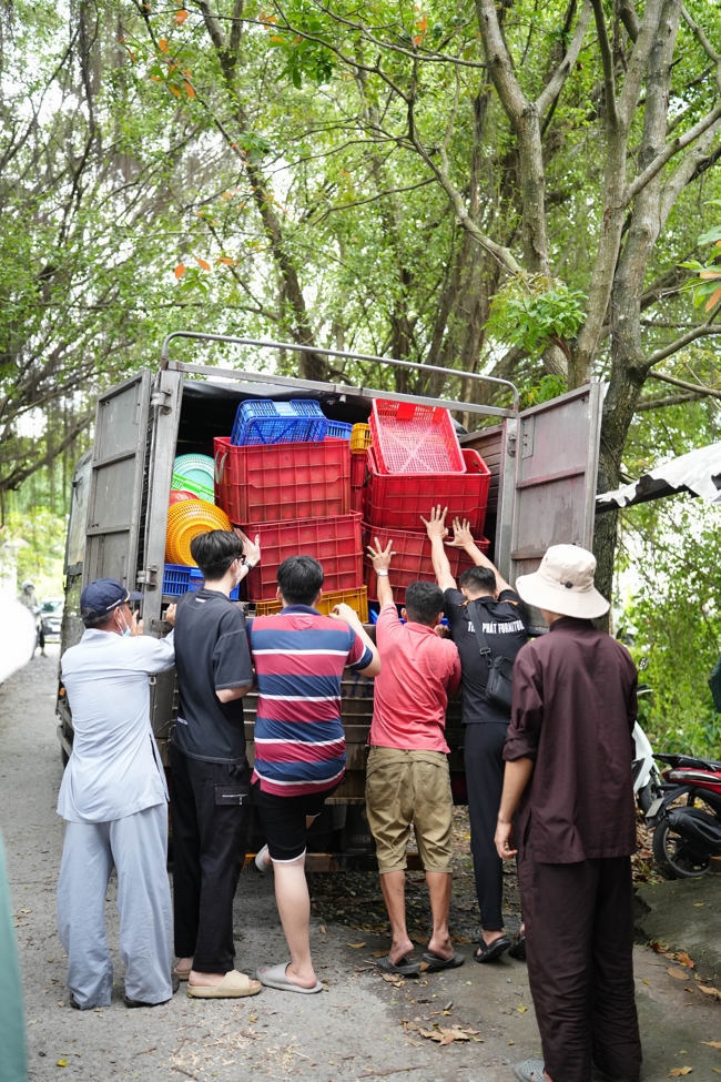 Phóng sinh tại bến phà Bình Mỹ