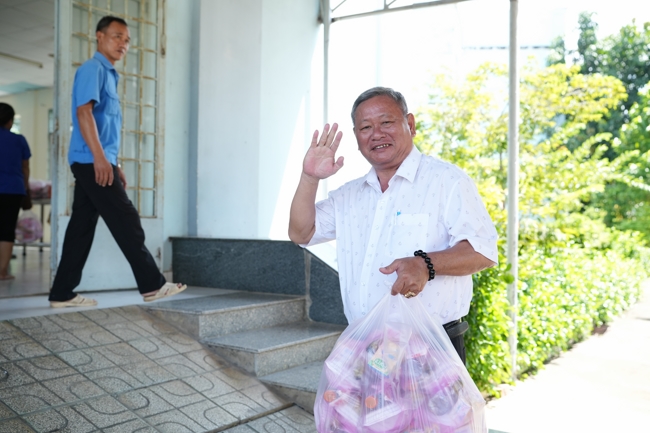 Giving vegetarian vermicelli at Thanh Loc  Paralytic Supporting and Nurturing Center in the Temple's Charity Activities