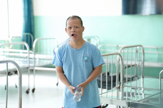 Giving vegetarian vermicelli at Thanh Loc  Paralytic Supporting and Nurturing Center in the Temple's Charity Activities