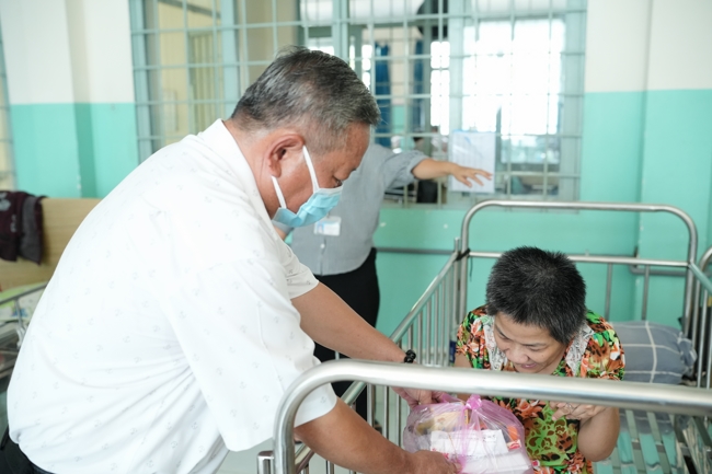 Giving vegetarian vermicelli at Thanh Loc  Paralytic Supporting and Nurturing Center in the Temple's Charity Activities