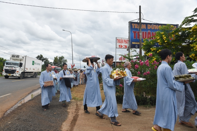 Ban Từ Thiện: Cúng dường các tự viện, đạo tràng thuộc tông phong Tổ đình Hoằng Pháp tại Đồng Nai và Lâm Đồng
