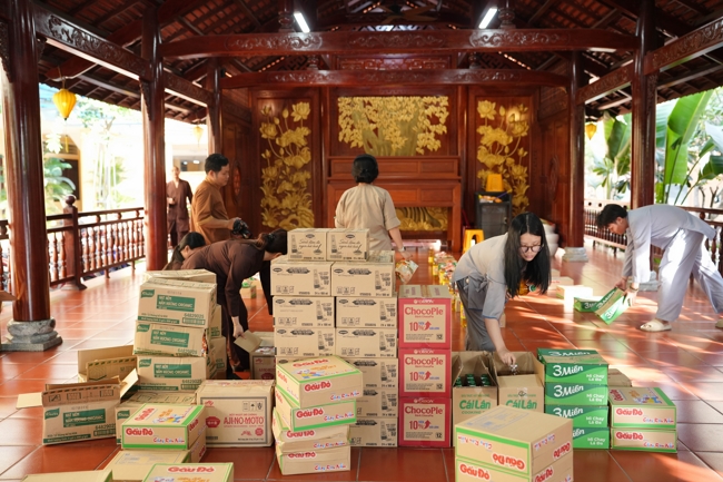 Giving gifts in the Ullambana season in the pagoda charity activities