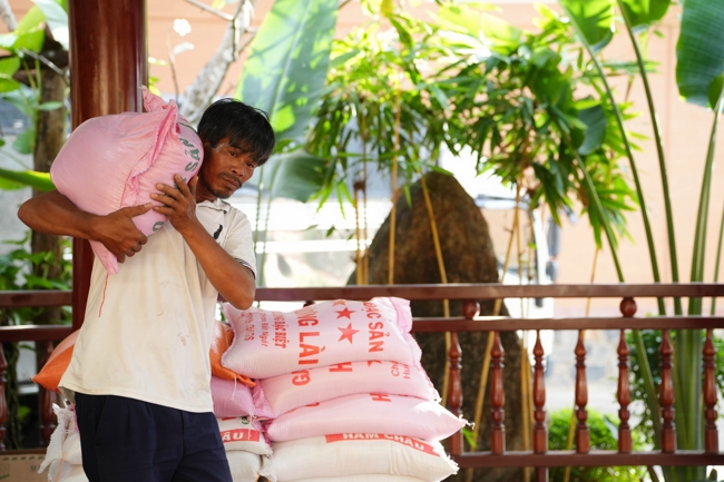 Giving gifts in the Ullambana season in the pagoda charity activities