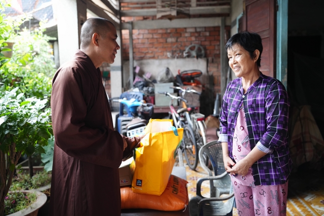 Giving gifts in the Ullambana season in the pagoda charity activities