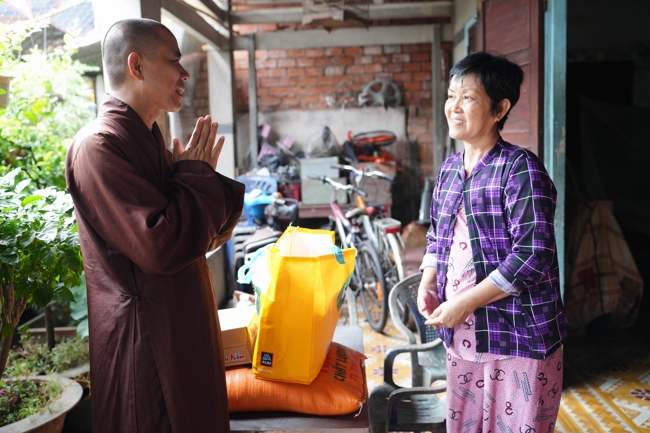 Giving gifts in the Ullambana season in the pagoda charity activities