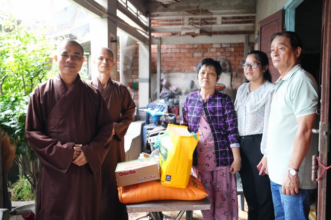 Giving gifts in the Ullambana season in the pagoda charity activities