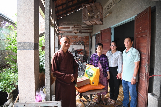 Giving gifts in the Ullambana season in the pagoda charity activities