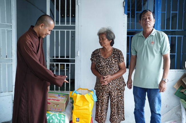 Giving gifts in the Ullambana season in the pagoda charity activities