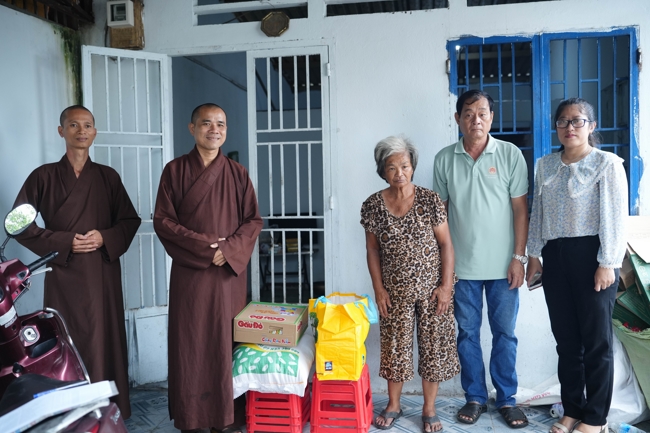 Giving gifts in the Ullambana season in the pagoda charity activities