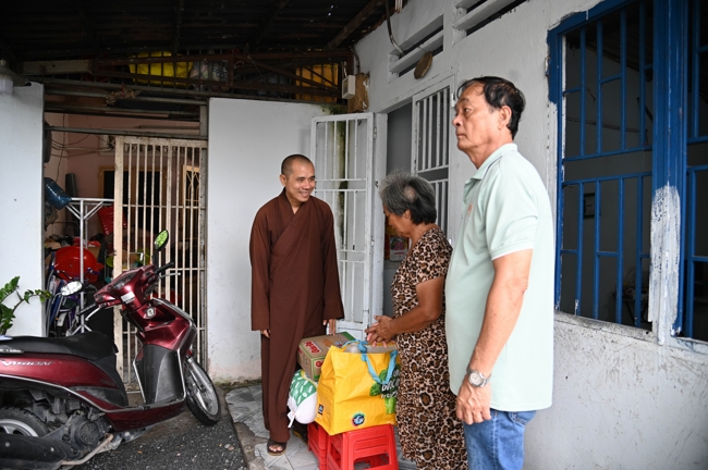 Giving gifts in the Ullambana season in the pagoda charity activities