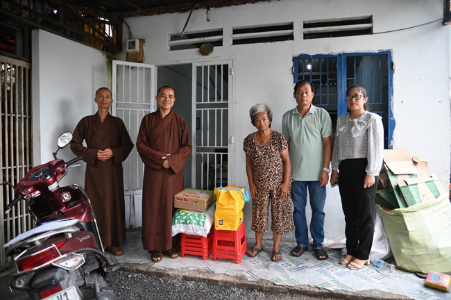 Giving gifts in the Ullambana season in the pagoda charity activities