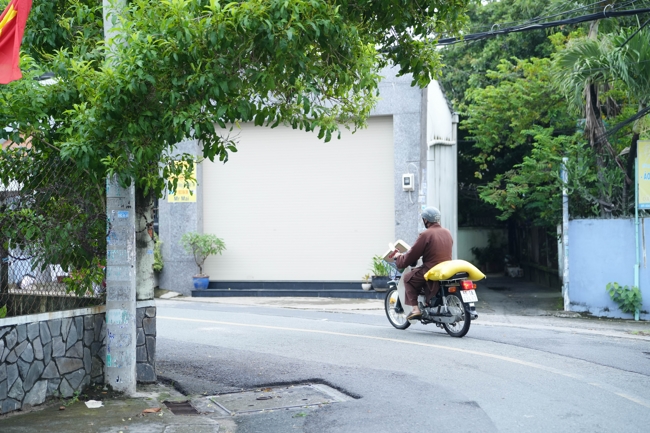 Giving gifts in the Ullambana season in the pagoda charity activities