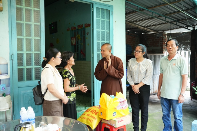 Giving gifts in the Ullambana season in the pagoda charity activities