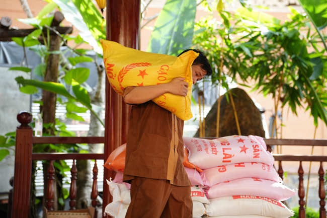 Giving gifts in the Ullambana season in the pagoda charity activities