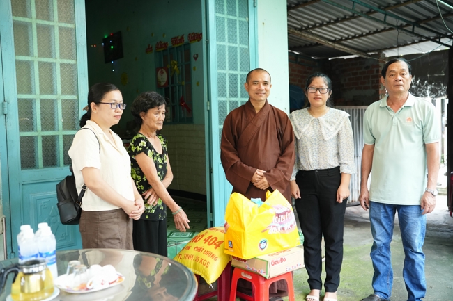 Giving gifts in the Ullambana season in the pagoda charity activities