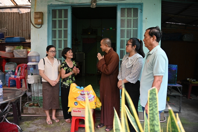 Giving gifts in the Ullambana season in the pagoda charity activities