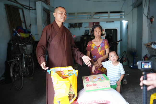 Giving gifts in the Ullambana season in the pagoda charity activities