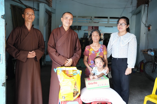 Giving gifts in the Ullambana season in the pagoda charity activities