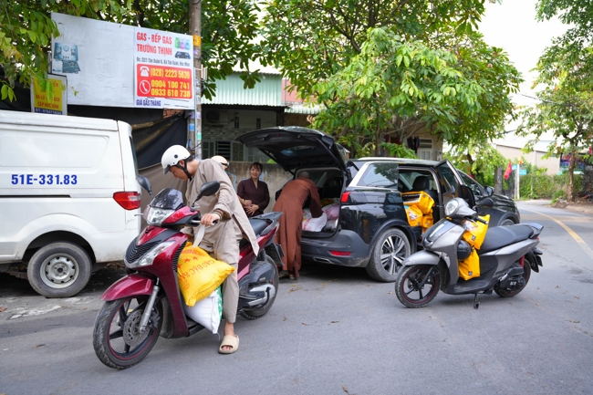 Giving gifts in the Ullambana season in the pagoda charity activities