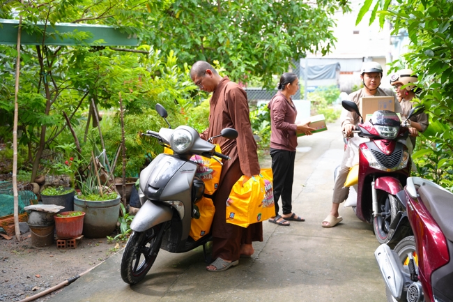 Giving gifts in the Ullambana season in the pagoda charity activities
