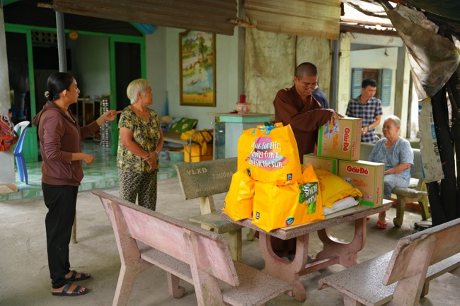 Giving gifts in the Ullambana season in the pagoda charity activities