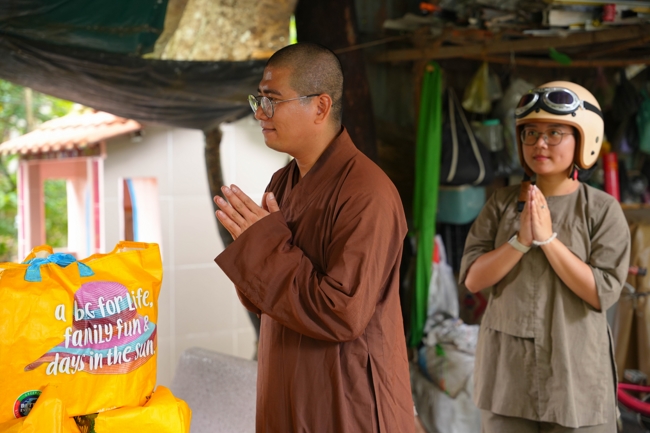 Giving gifts in the Ullambana season in the pagoda charity activities