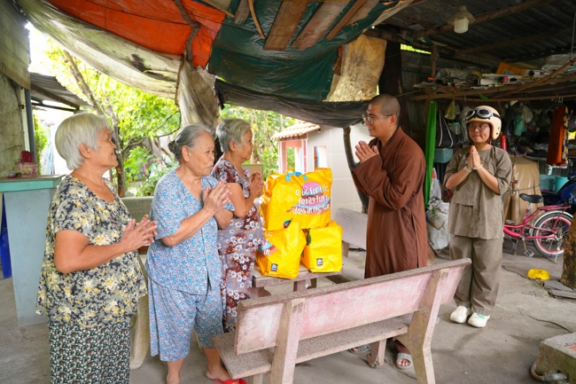 Giving gifts in the Ullambana season in the pagoda charity activities