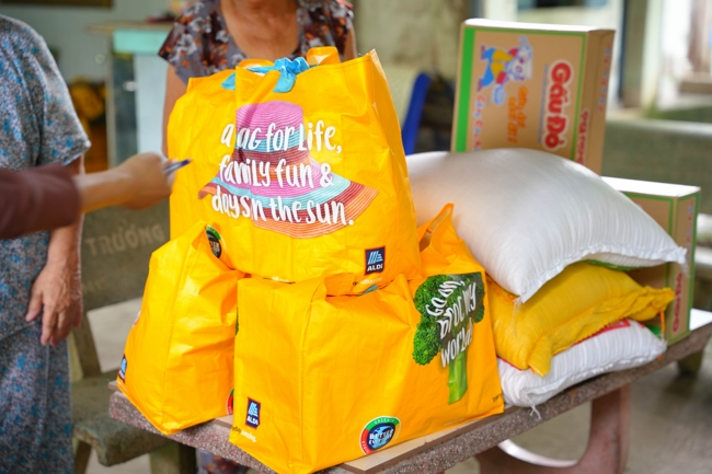 Giving gifts in the Ullambana season in the pagoda charity activities