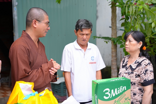 Giving gifts in the Ullambana season in the pagoda charity activities