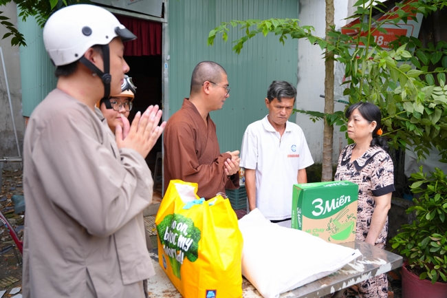 Giving gifts in the Ullambana season in the pagoda charity activities