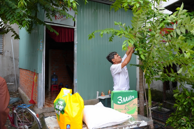 Giving gifts in the Ullambana season in the pagoda charity activities