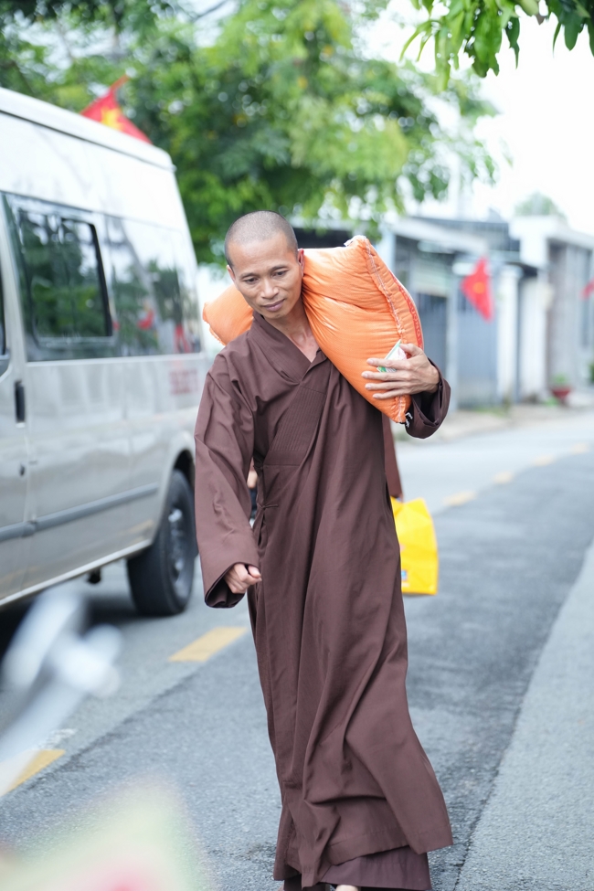 Giving gifts in the Ullambana season in the pagoda charity activities