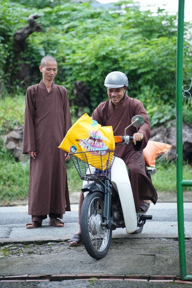 Giving gifts in the Ullambana season in the pagoda charity activities