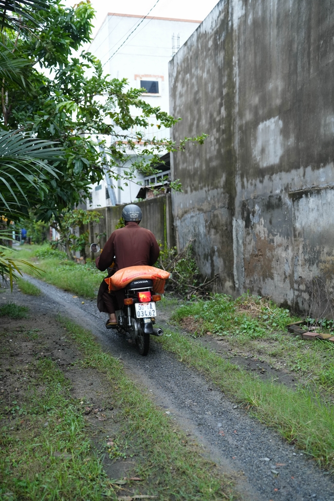 Giving gifts in the Ullambana season in the pagoda charity activities