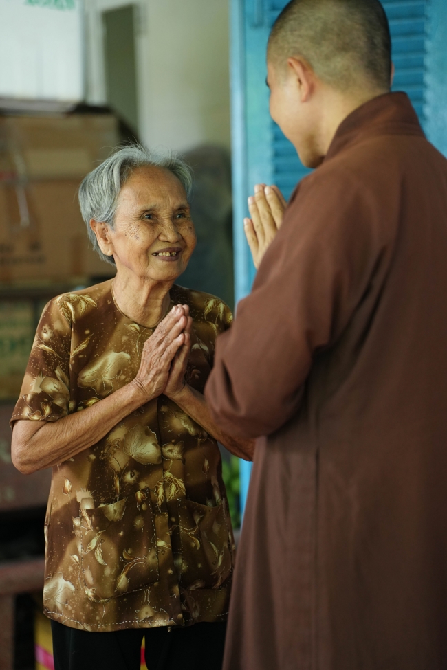 Giving gifts in the Ullambana season in the pagoda charity activities