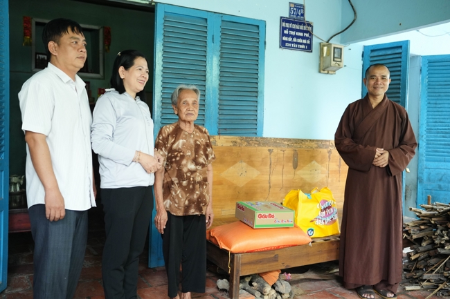 Giving gifts in the Ullambana season in the pagoda charity activities