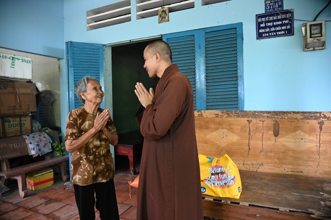 Giving gifts in the Ullambana season in the pagoda charity activities