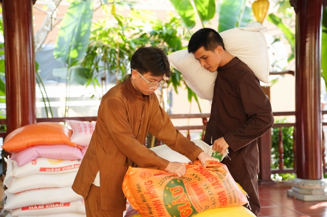 Giving gifts in the Ullambana season in the pagoda charity activities