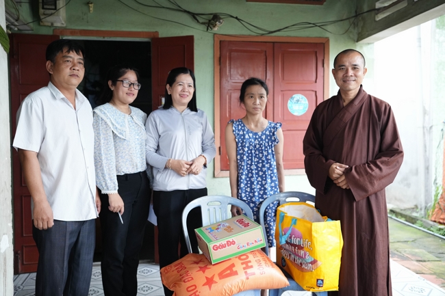 Giving gifts in the Ullambana season in the pagoda charity activities