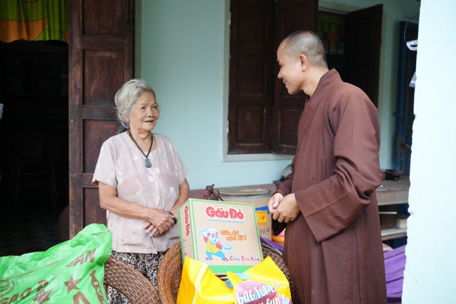 Giving gifts in the Ullambana season in the pagoda charity activities